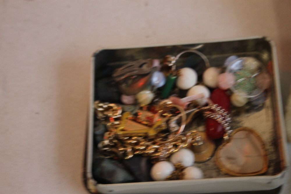 A CIGAR BOX OF VINTAGE COSTUME JEWELLERY, to include a brooch made from a nurse's buckle etc - Image 4 of 7