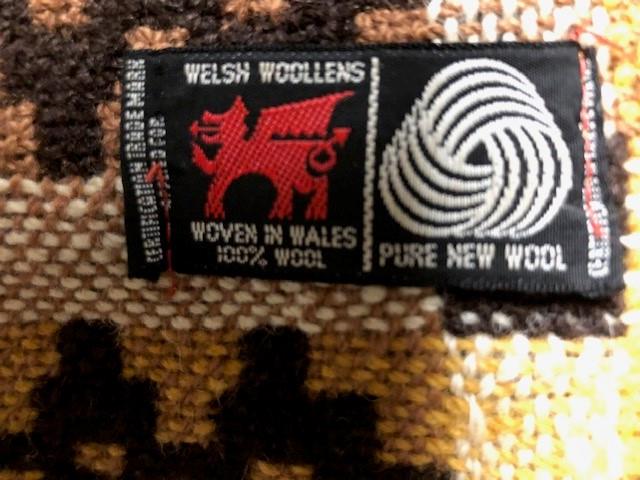 A VINTAGE WELSH WOOL BLANKET, WITH "'WELSH WOOLLENS"' LABEL 242 cm x 200 cm. - Image 6 of 6