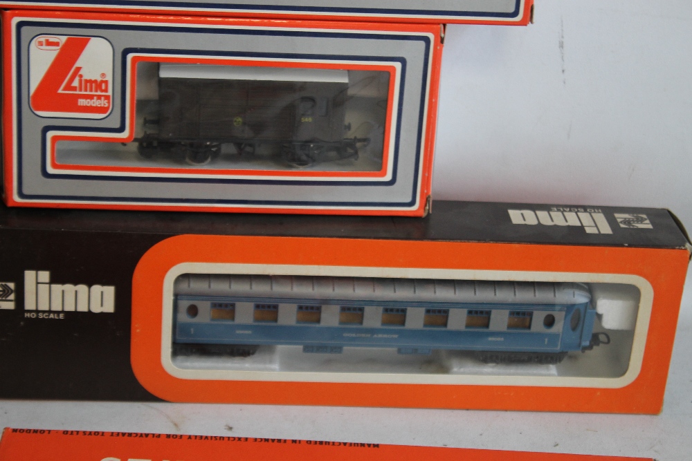 TWO BOXED LIMA GOLDEN ARROW CARRIAGES 9200, FOUR BOXED LIMA COVERED WAGONS 305625W, 'OO GAUGE', - Image 4 of 7