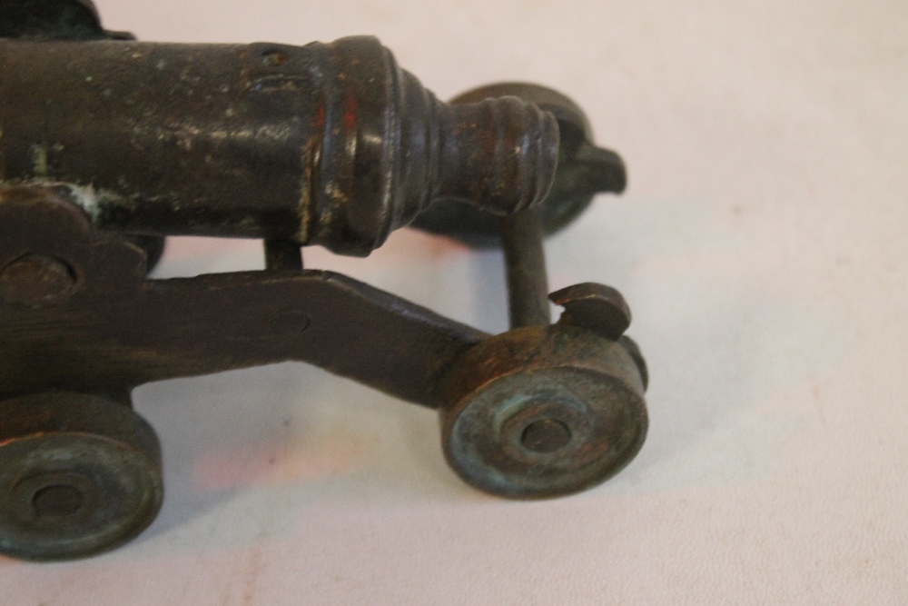 A SMALL ANTIQUE SIGNAL CANNON ON SHEET METAL CARRIAGE - Image 3 of 4