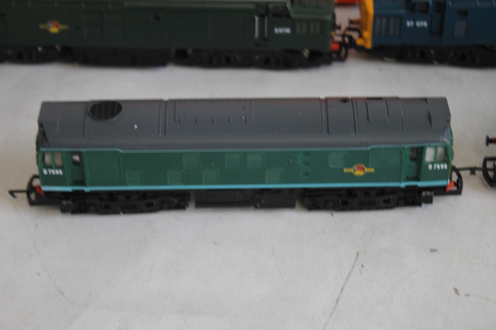 FOUR BOXED HORNBY DIESEL LOCOMOTIVES to include R.074 Hymek, R.072 BR Class 25 Green, R.347 BR Class - Image 3 of 5