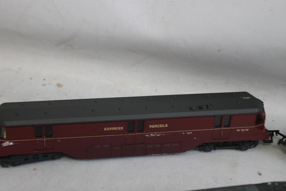 FOUR BOXED LIMA LOCOMOTIVES 'OO GAUGE' to include 205105 The Green Howards, 205144 Express - Image 5 of 5