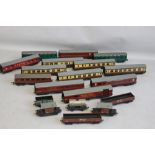 A BOX CONTAINING ELEVEN DUBLO RAIL CARRIAGES, three Triang rail carriages and six pieces of Hornby