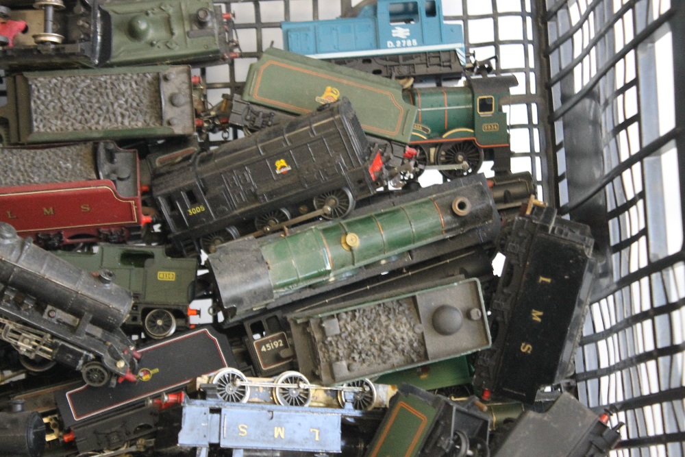 CIRCA THIRTY UNBOXED STEAM LOCOMOTIVES (BOTH 2 AND 3 RAIL) 'OO GAUGE', together with circa 20 - Image 3 of 5