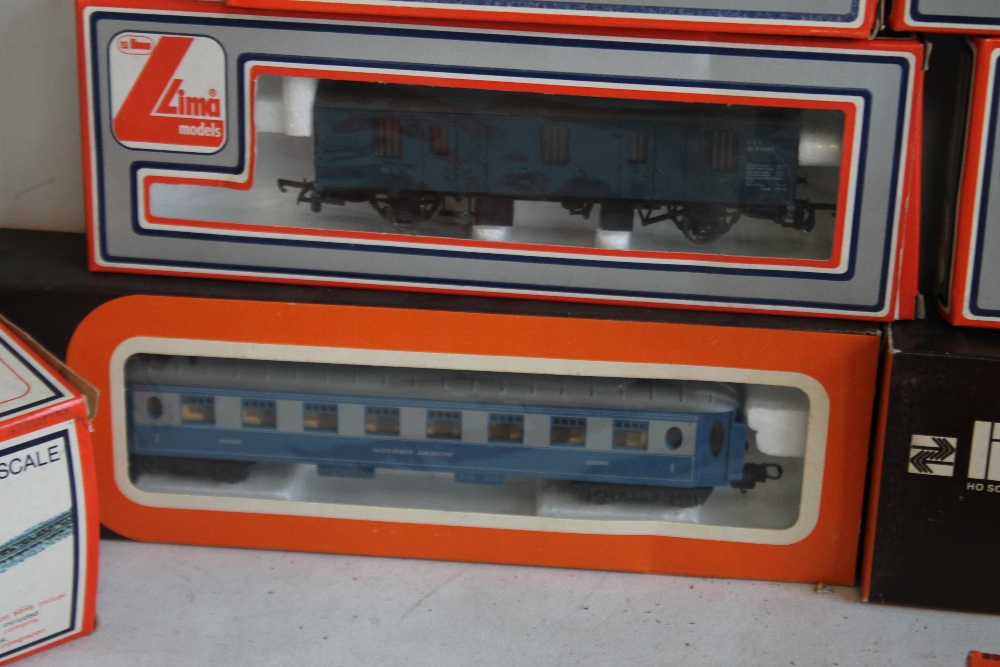 TWO BOXED LIMA GOLDEN ARROW CARRIAGES 9200, FOUR BOXED LIMA COVERED WAGONS 305625W, 'OO GAUGE', - Image 5 of 7