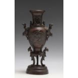 A CHINESE BRONZE VASE ON STAND, H 24.5 cm