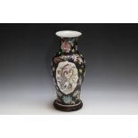 A CHINESE STYLE FAMILLE NOIR VASE ON STAND, H 38 cm