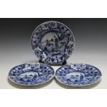 A SET OF THREE CHINESE TYPE BLUE AND WHITE SCALLOPED EDGED PLATES, Dia 23.5 cm