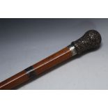 A LARGE HALLMARKED SILVER TOPPED WALKING CANE - LONDON 1869, L 96 cm