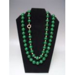 A 9CT GOLD AND POLISHED GREEN STONE BEAD NECKLACE, the marbled / mottled style beads approx 1.5 in