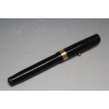 A HALLMARKED 18 CARAT GOLD BANDED FOUNTAIN PEN, L 13.5 cm