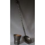 A LARGE CAST IRON LADLE, L 108 cm, together with a cast iron smelting pot, H 21 cm (2)