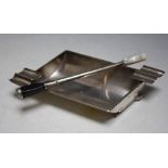 A CONTINENTAL SILVER ART DECO ASH TRAY AND CHEROOT HOLDER, with mother of pearl mouth piece to the