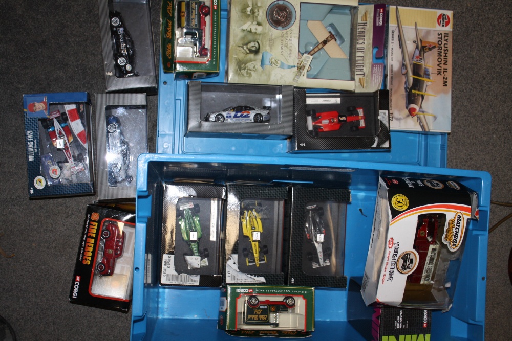 A BOX OF BOXED MODEL VEHICLES, TO INCLUDE CORGI FIRE HEROES, CORGI MINI, HOT WHEELS, MERCEDES-