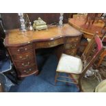 AN EARLY 20TH CENTURY MAHOGANY SHAPED LEATHER TOPED TWIN PEDESTAL DESK H-76 W-115 CM