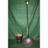 A LARGE CAST IRON LADLE, L 108 cm, together with a cast iron smelting pot, H 21 cm (2)