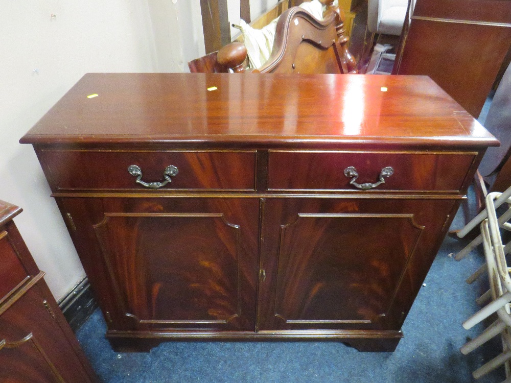 A PAIR OF REPRODUCTION MAHOGANY GLAZED BOOKCASES H-194 W-99CM (2) - Image 3 of 3