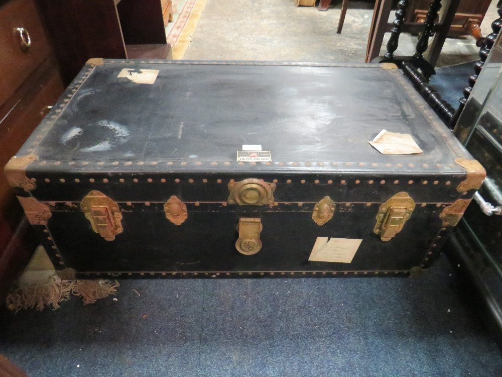 A LARGE VINTAGE PACKING TRUNK WITH 'VICTOR LUGGAGE' LABEL, W 91 cm