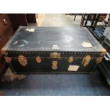 A LARGE VINTAGE PACKING TRUNK WITH 'VICTOR LUGGAGE' LABEL, W 91 cm