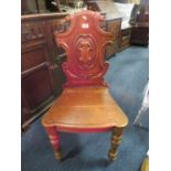 AN ANTIQUE OAK HALL CHAIR A/F - LOOSE BACK