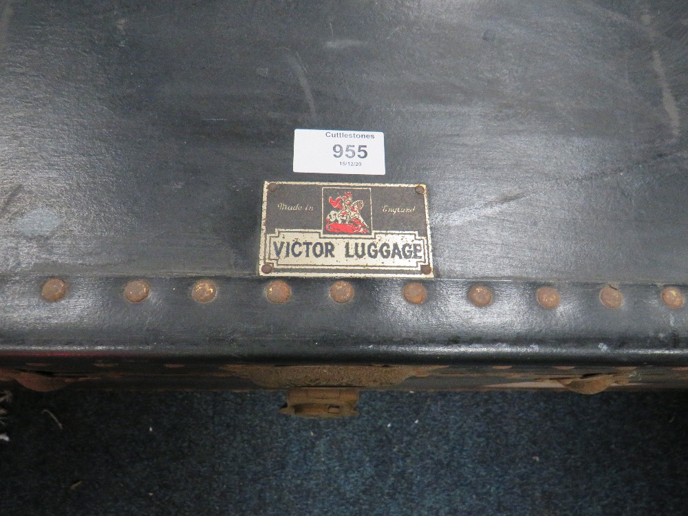 A LARGE VINTAGE PACKING TRUNK WITH 'VICTOR LUGGAGE' LABEL, W 91 cm - Image 2 of 3