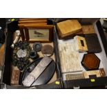 A TRAY OF ASSORTED TRINKET BOXES TOGETHER WITH A TRAY OF COLLECTABLES AND A LARGE CERAMIC VASE