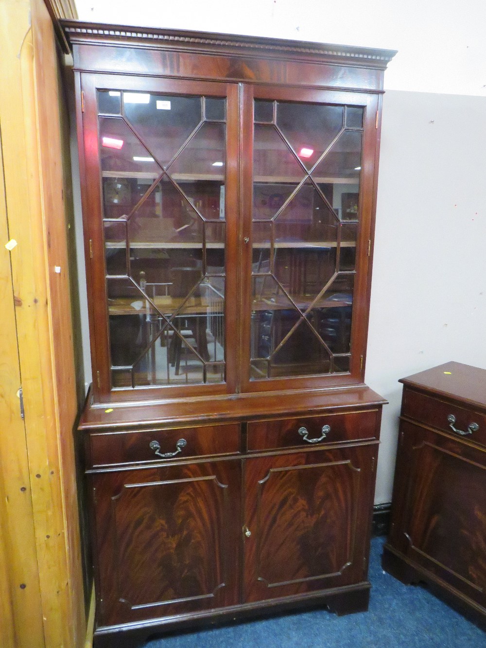 A PAIR OF REPRODUCTION MAHOGANY GLAZED BOOKCASES H-194 W-99CM (2) - Image 2 of 3