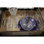 A TRAY OF ASSORTED GLASSWARE TO INCLUDE A BLUE GLASS CENTRE PIECE, GLASS BOAT FIGURE ETC