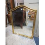 AN ARCHED GILT WALL MIRROR WITH ACANTHUS MOULDING TO THE CORNERS H-90 W-70 CM