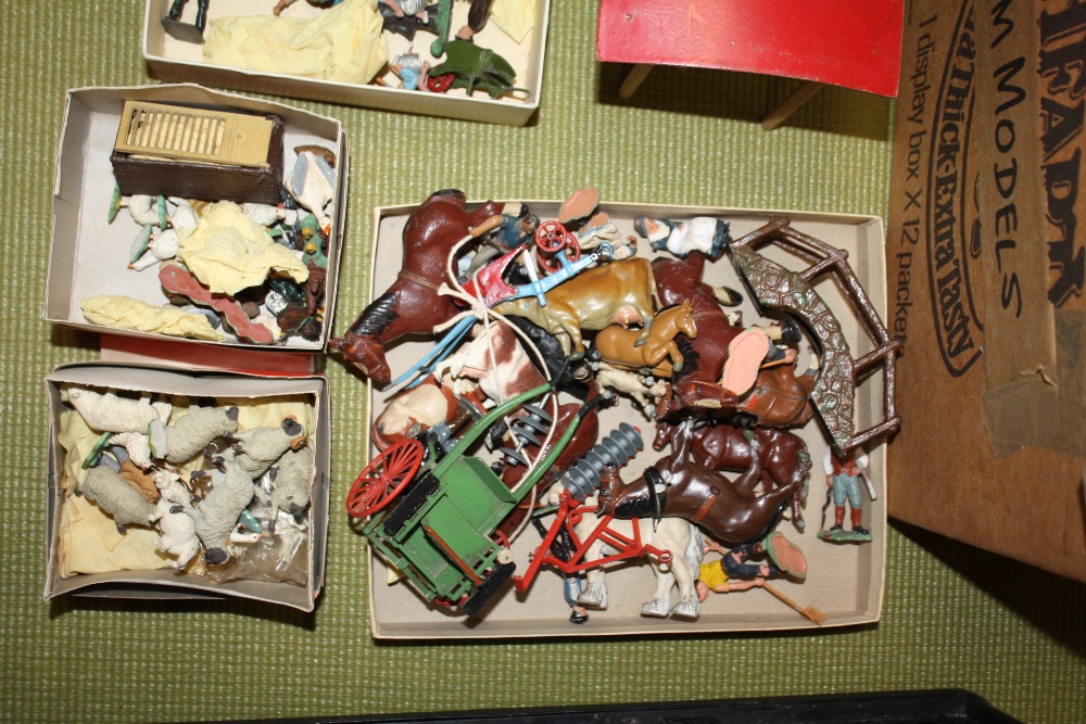 A QUANTITY OF VINTAGE METAL FARM TOYS TO INCLUDE BRITTAINS EXAMPLES - Bild 3 aus 5