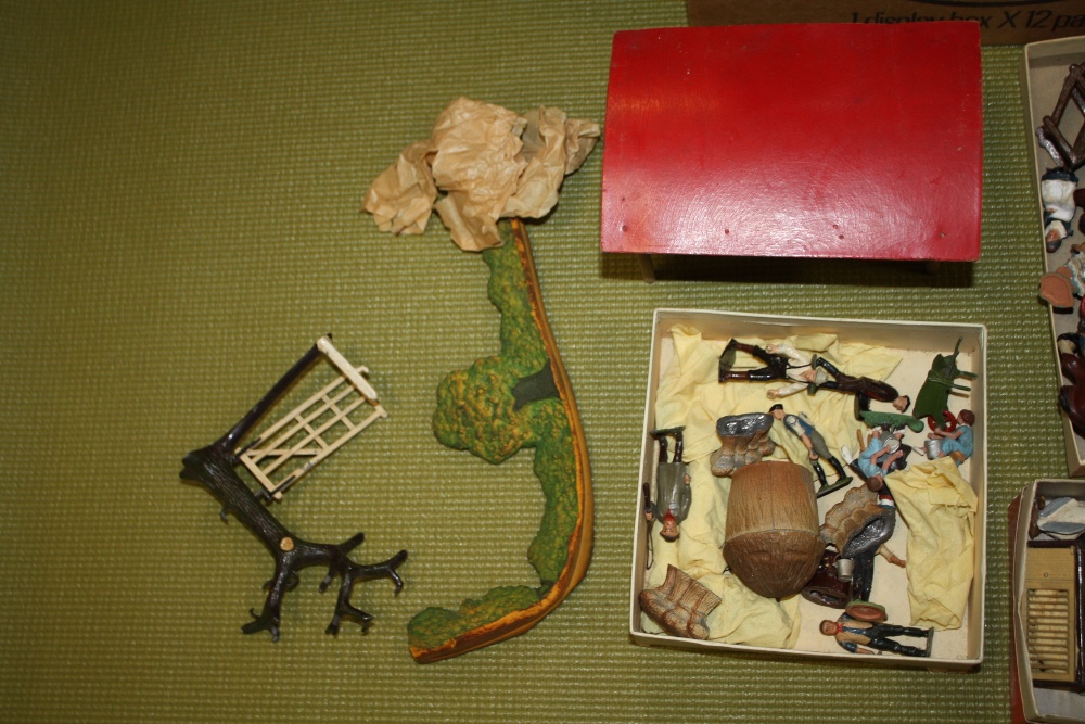 A QUANTITY OF VINTAGE METAL FARM TOYS TO INCLUDE BRITTAINS EXAMPLES - Bild 5 aus 5