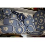 A TRAY OF BLUE WEDGWOOD JASPERWARE TO INCLUDE A CABINET PLATE, PIN DISHES ETC.