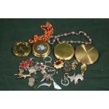 A BOX OF COSTUME JEWELLERY AND COMPACTS TO INCLUDE BROOCHES, LOCKETS ETC.