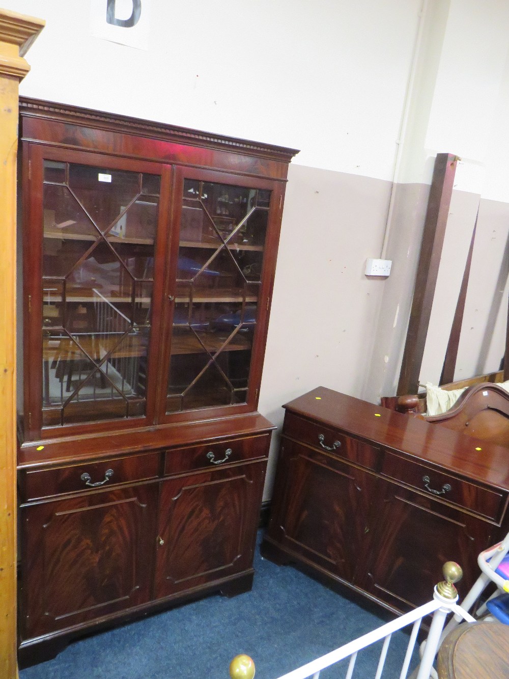 A PAIR OF REPRODUCTION MAHOGANY GLAZED BOOKCASES H-194 W-99CM (2)