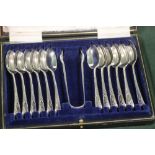 A CASED SET OF 12 HALLMARKED SILVER TEASPOONS AND TONGS
