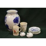 A COLLECTION OF ASSORTED CERAMICS TO INCLUDE A POOLE POTTERY VASE, AYNSLEY BIRD SHAPED