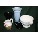 A COLLECTION OF WEDGWOOD CERAMICS TO INCLUDE A JOHN PEEL JUG, QUEENS WARE TWIN HANDLE JUG ETC. (5)