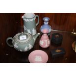 A COLLECTION OF ASSORTED COLOURED WEDGWOOD JASPERWARE TO INCLUDE A GREEN TEAPOT, GOLD AND BLACK