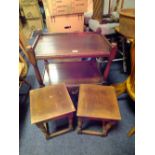 AN OAK SERVING TROLLEY AND OAK OCCASIONAL TABLES (3)
