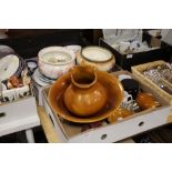 A BROWN GLAZED MINTONS FIVE PIECE JUG AND BOWL SET TOGETHER WITH TWO TRAYS OF ASSORTED CERAMICS TO