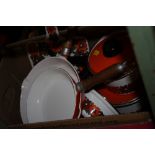 A BOX OF KITCHENALIA TO INCLUDE COOKING PANS, ENAMELLED ITEMS ETC.