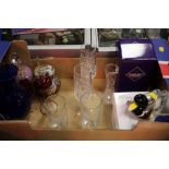 A TRAY OF GLASSWARE TO INCLUDE A JULIANA STUDIO GLASS DUCK SHAPED PAPERWEIGHT