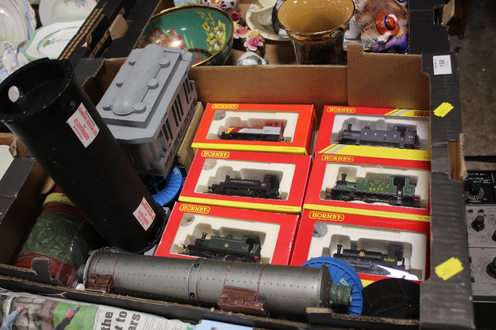 A TRAY OF MODEL RAILWAY ITEMS TO INCLUDE HORNBY LOCOMOTIVES ETC.