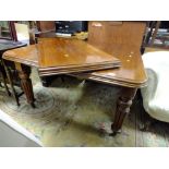 A SMALL VICTORIAN MAHOGANY WIND-OUT DINING TABLE WITH ONE EXTRA LEAF, RAISED ON FLUTED LEGS H-71 W-