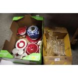 A SMALL TRAY OF WEDGWOOD CHINA TOGETHER WITH A BOX OF GLASS VASES AND AN ORIENTAL GINGER JAR