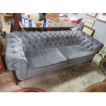 A MODERN UPHOLSTERED CHESTERFIELD 3 SEATER SOFA WITH WOODEN FRAME W-220 CM