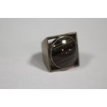 A SILVER AND AGATE DRESS RING