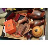 A TRAY OF EASTERN LACQUER WARE ITEMS TO INCLUDE DUCK SHAPED STORAGE BOXES