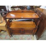 AN ANTIQUE MAHOGANY CARVED BUFFET WITH CUPBOARD BELOW, H 105 CM, W 104 CM