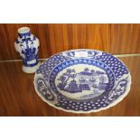 AN ORIENTAL BLUE AND WHITE CERAMIC PIERCED PLATE WITH FOUR FIGURE BACK STAMP, TOGETHER WITH AN